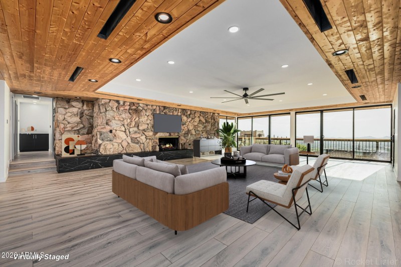 watermark_RF_6111_E_Victoria_Dr_item_21-