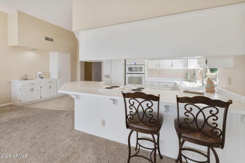Kitchen with breakfast bar