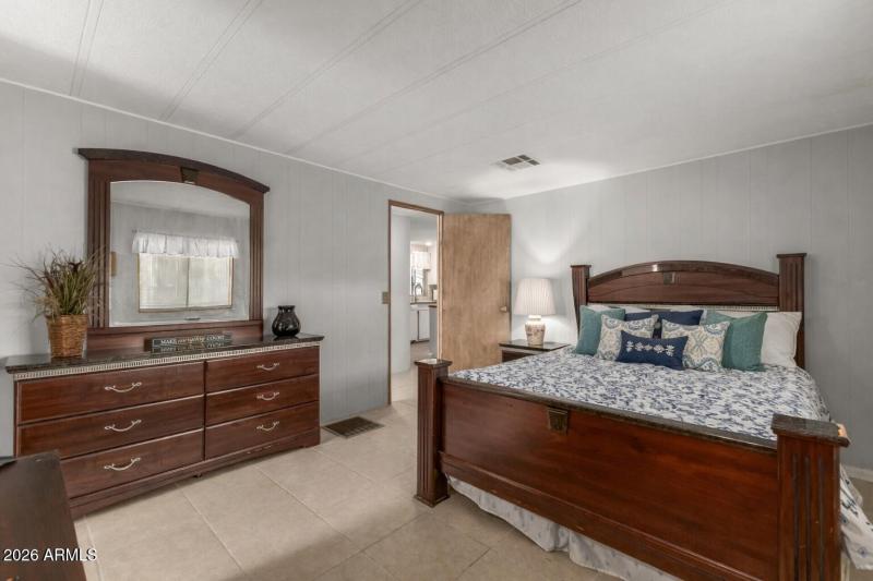 Cozy bedroom with elegant furnishings (1