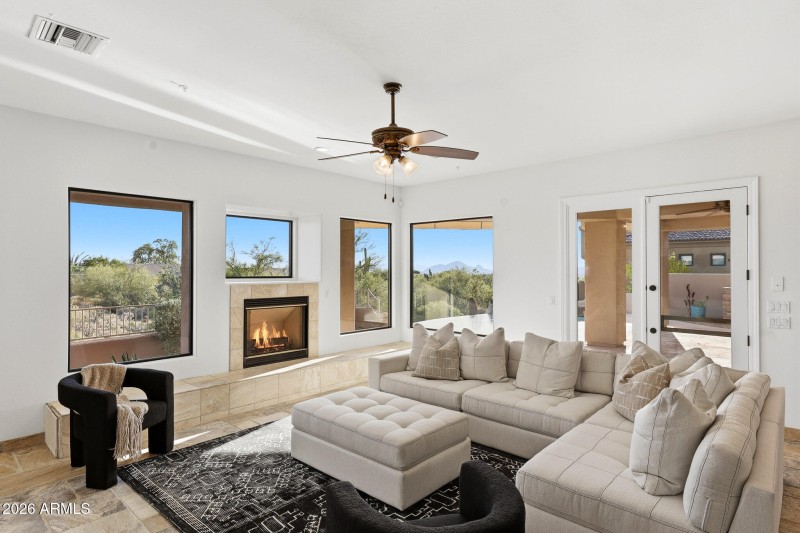 Living Area Surrounded by Views!