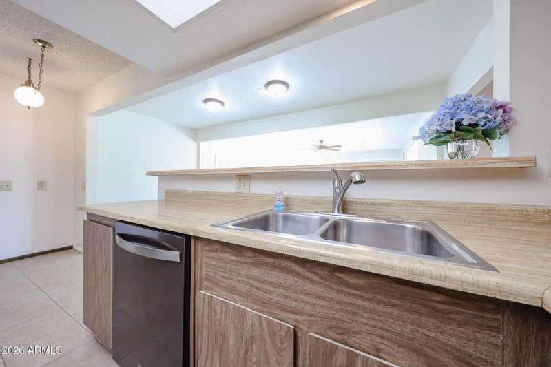 Kitchen with high breakfast bar