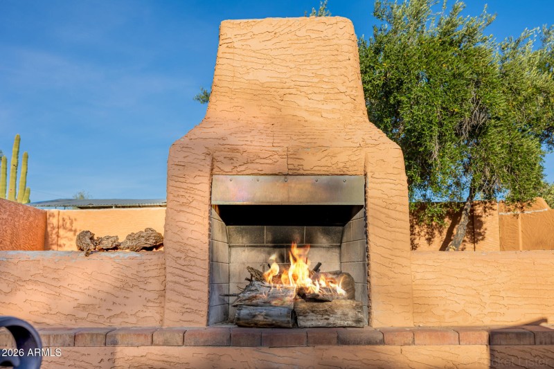 Outdoor fireplace