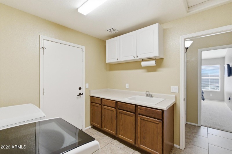 Laundry room w/ Utility sink
