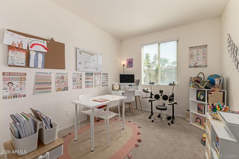 BONUS / DEN WITH A CLOSET