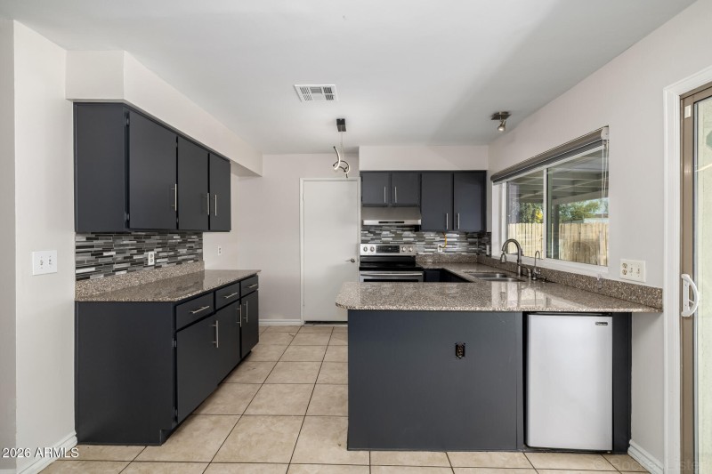 Kitchen w/granite tops
