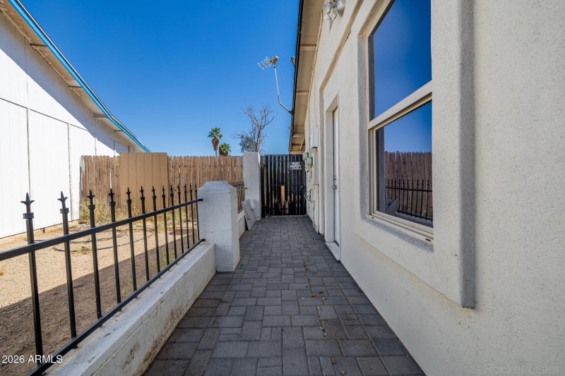 Side yard - entrance to Bedroom 3