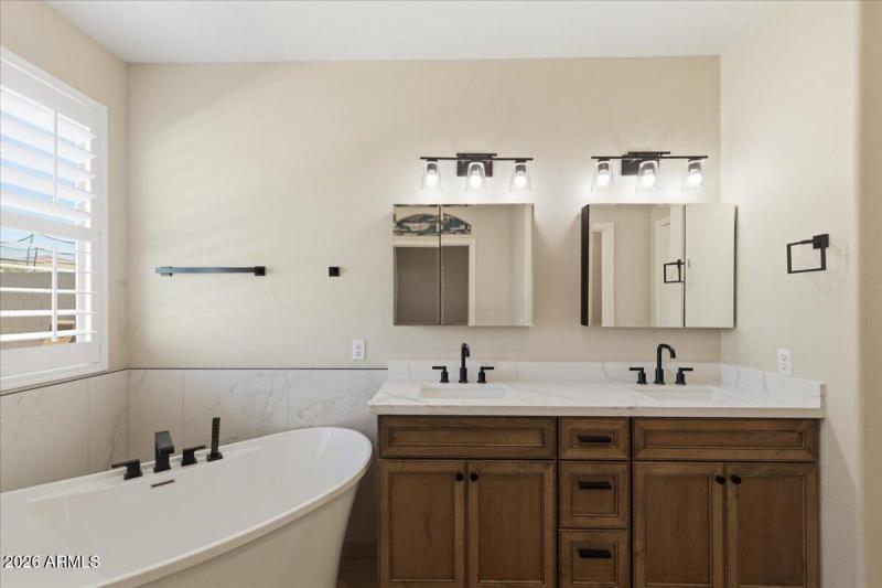 24-4622_Happy_Coyote_Trl_24