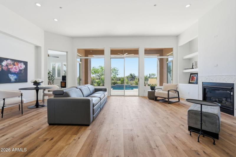 Bright Living Space w Gas Fireplace