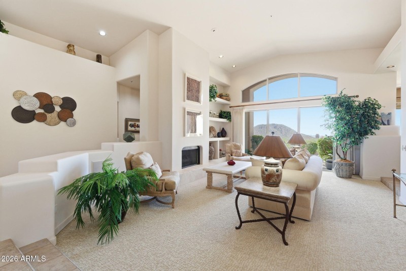 Living Room w Gas Fireplace