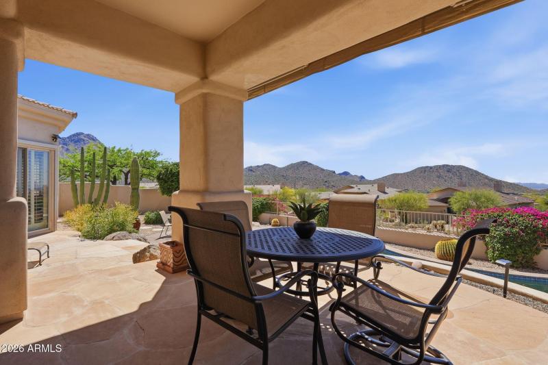 Inviting Outdoor Entertaing Space