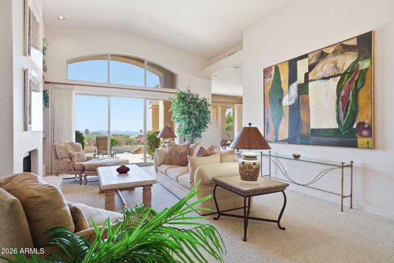 Living Room w Gas Fireplace