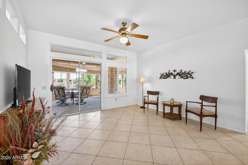 LR towards Screened Patio