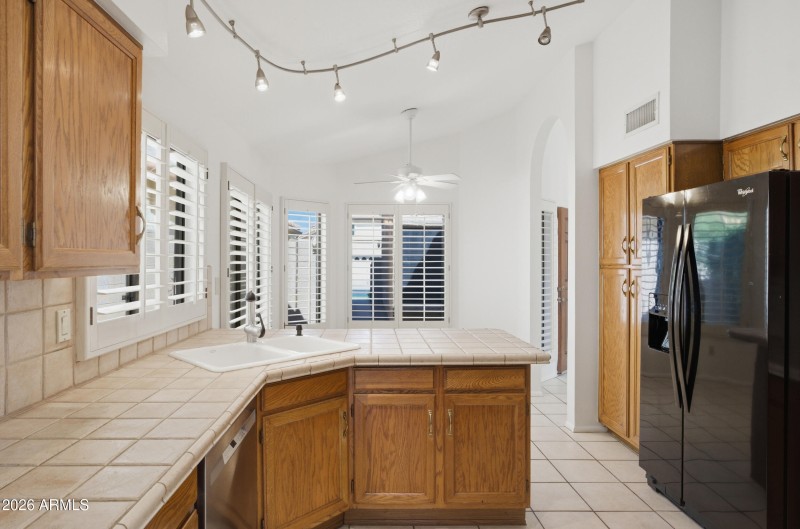 37 e greentree dr-13