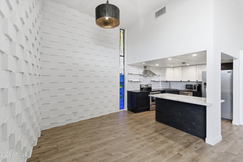 07-Dining to Kitchen