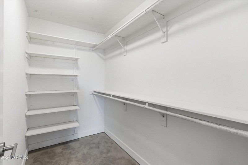 21-Walk-in Closet