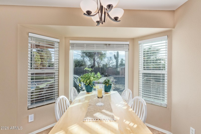 Dine w/Backyard View