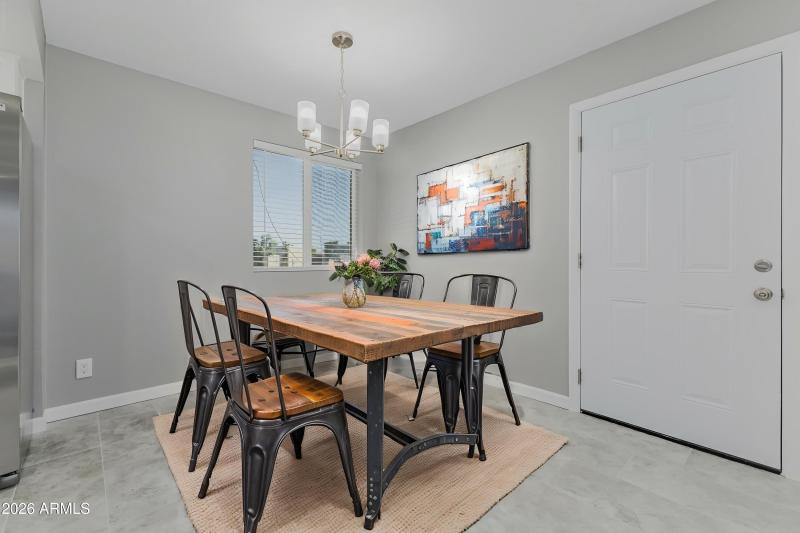 05-Belleview - Dining Room - Industrial