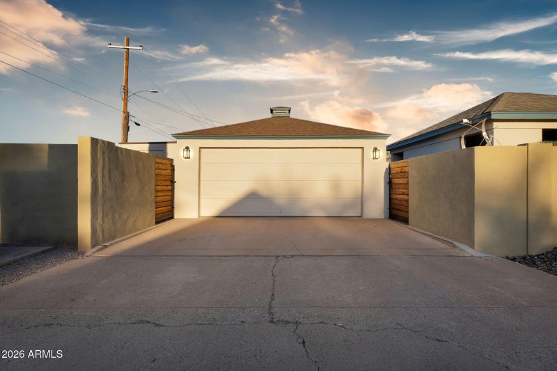 938 W Portland garage