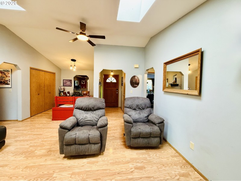 Living Room/Entrance