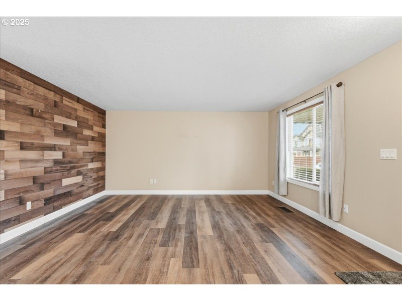 Living Room/Entrance