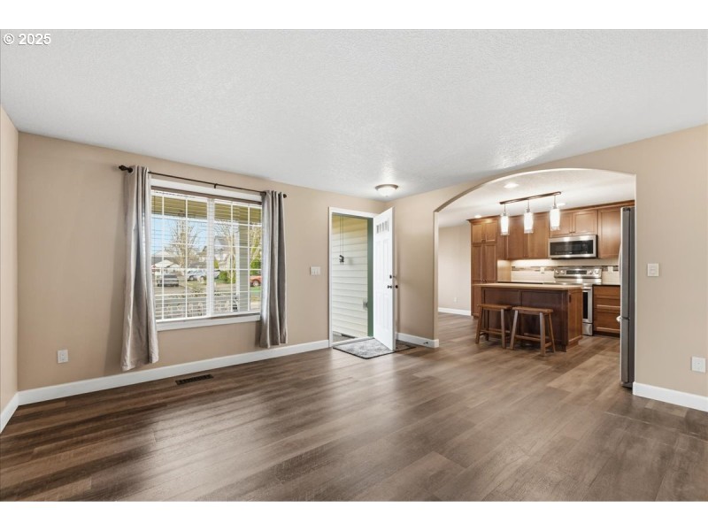 Living Room/Entrance