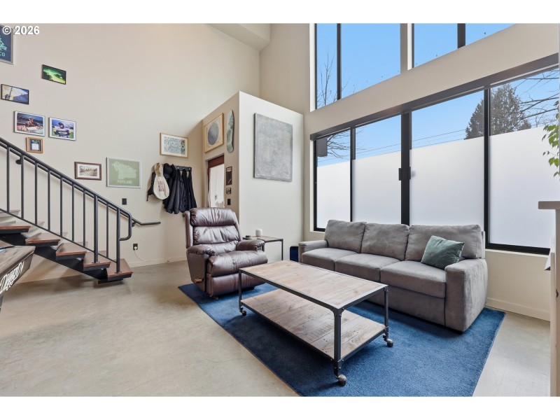 Living Room/Entrance