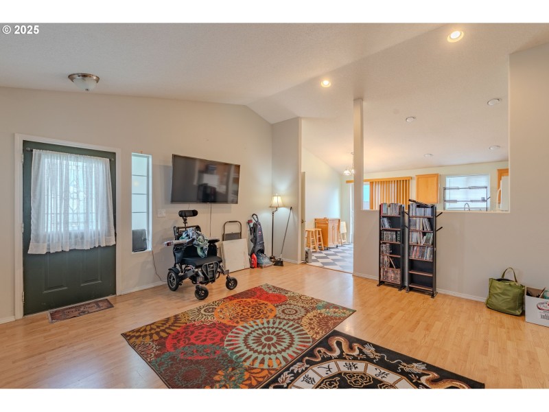 Living Room/Entrance