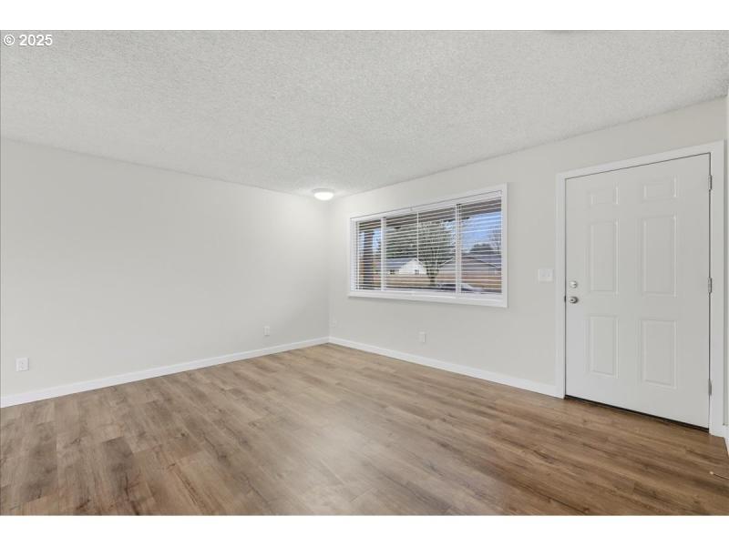 Living Room/Entrance