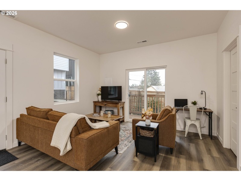 Living Room/Entrance