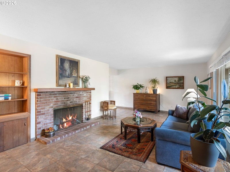 Living Room/Entrance