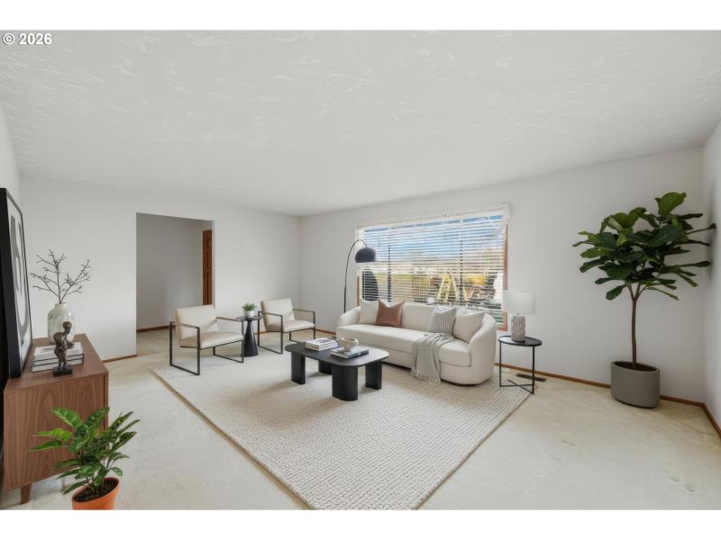 Living Room/Entrance