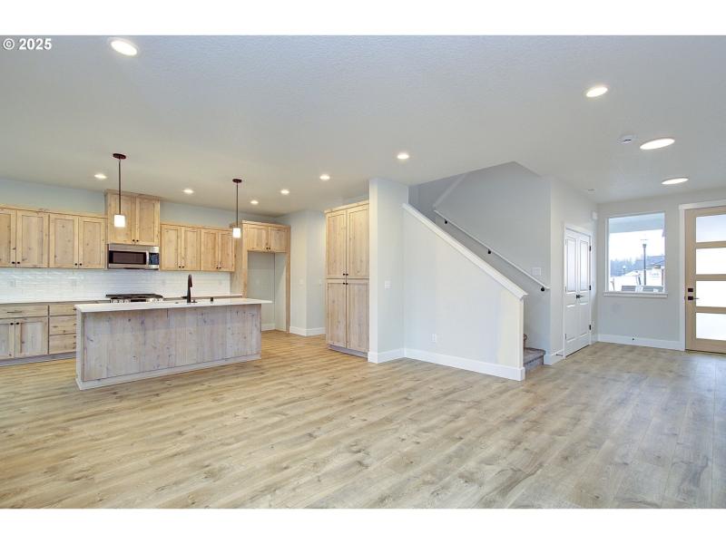 Living Room/Entrance