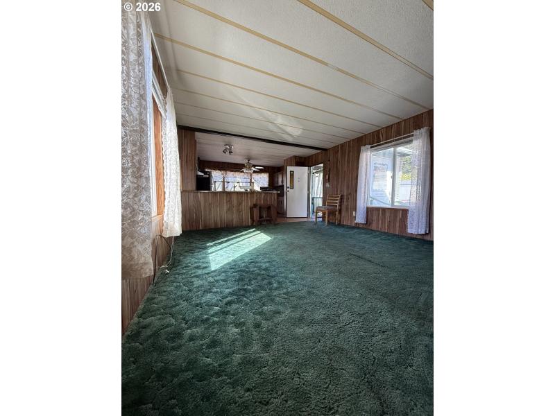 Living Room/Entrance