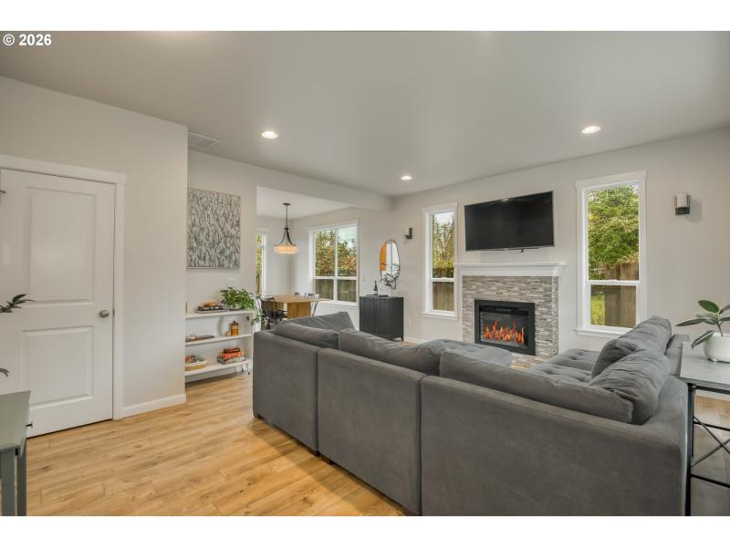 Living Room/Entrance