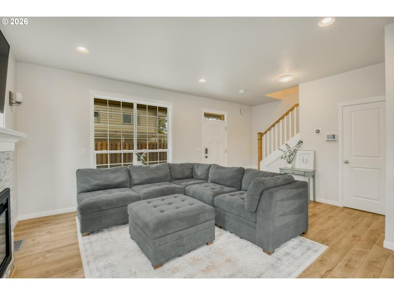 Living Room/Entrance