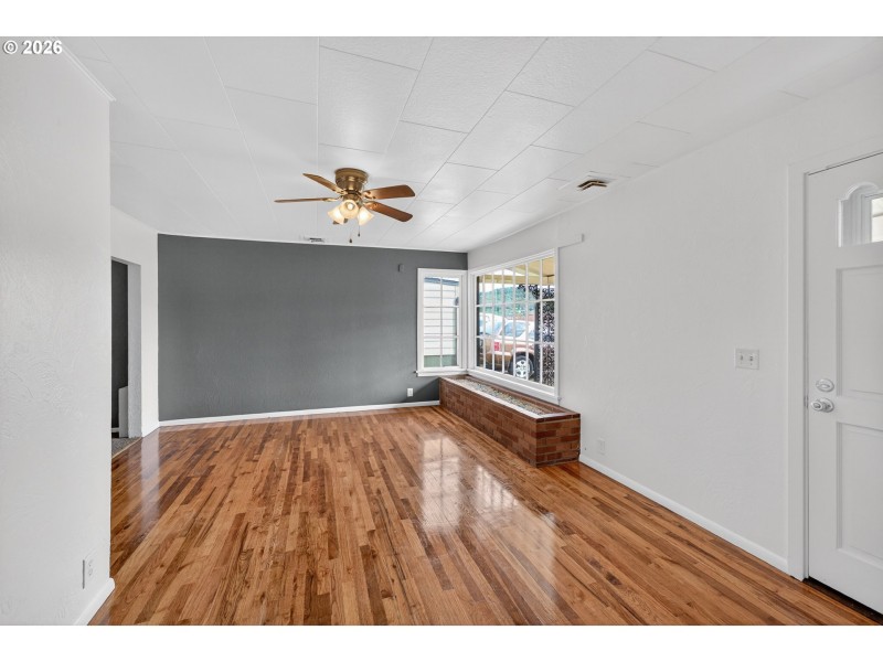 Living Room/Entrance