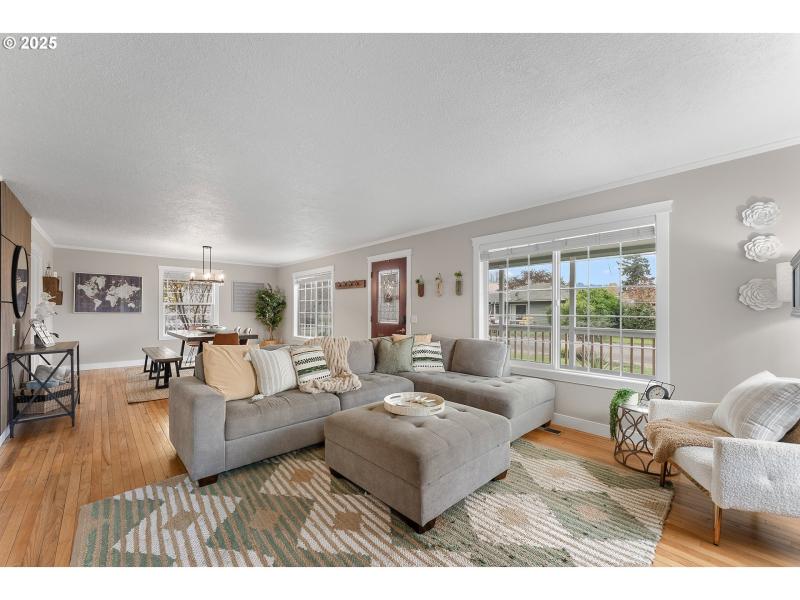 Living Room/Entrance