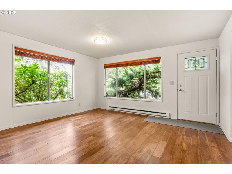 Living Room/Entrance