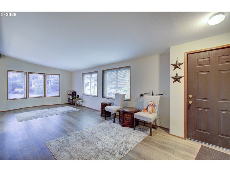 Living Room/Entrance