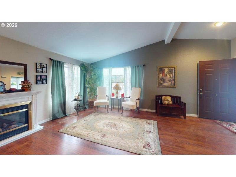 Living Room/Entrance