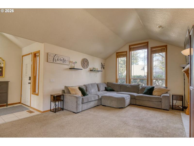 Living Room/Entrance