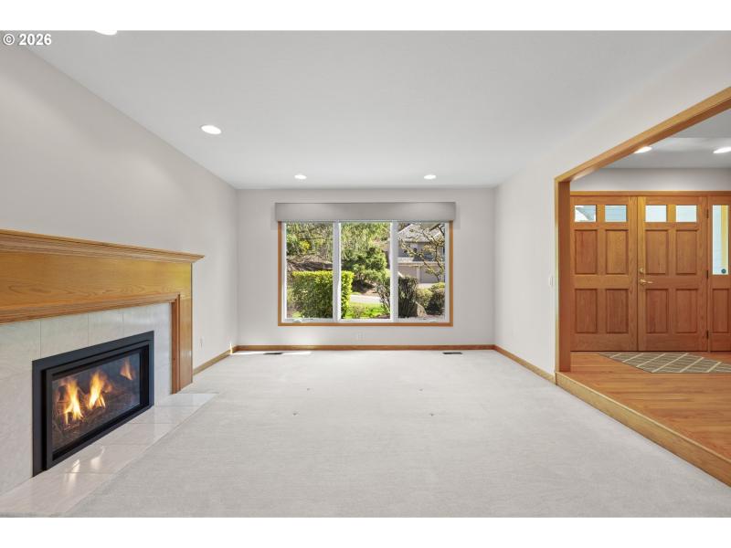 Living Room/Entrance