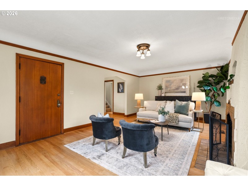 Living Room/Entrance