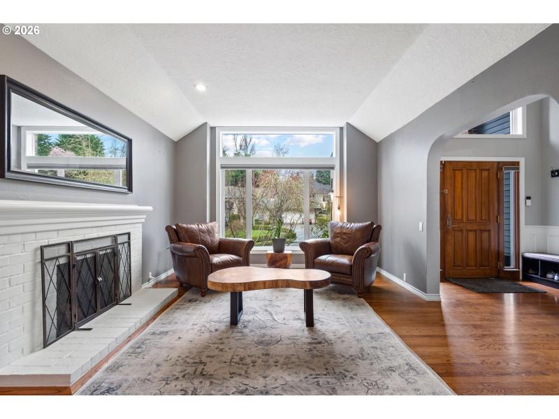 Living Room/Entrance