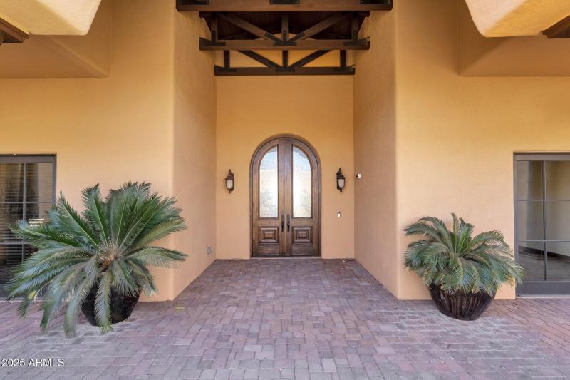 5-web-or-mls-14675-e-paradise-dr