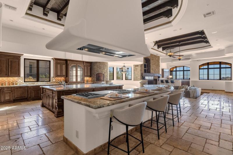22-web-or-mls-14675-e-paradise-dr