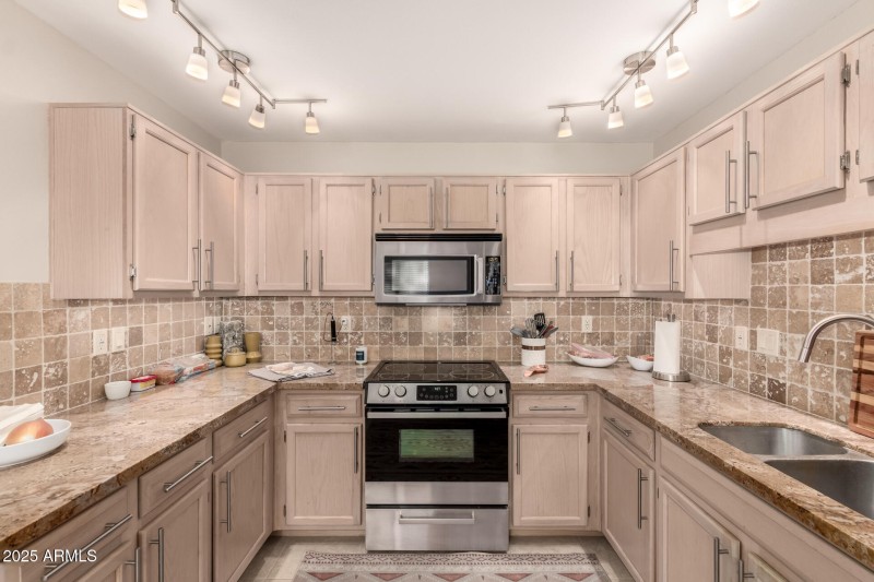 13 - Thompson Peak 15050