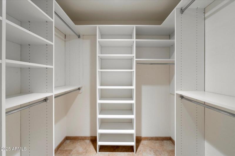 WALK-IN CLOSET