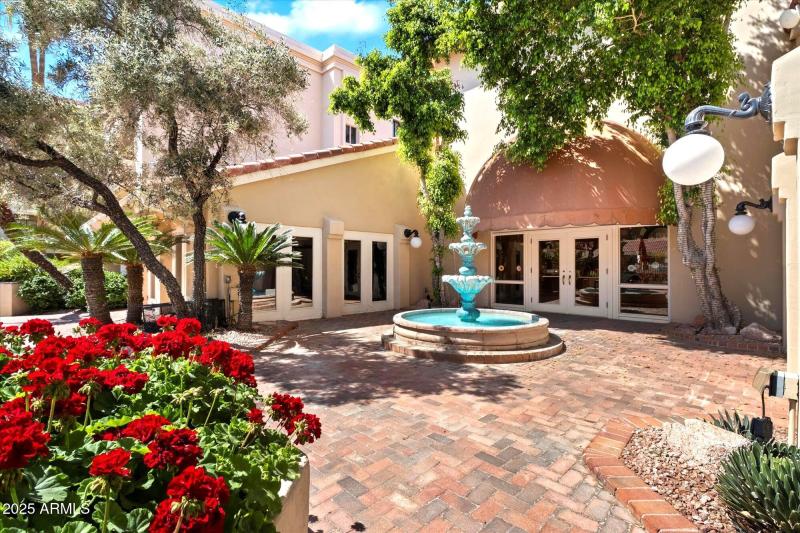 COMMUNITY COURTYARD