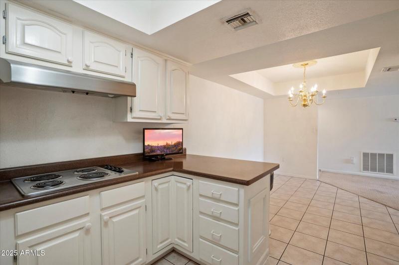 KITCHEN / DINING